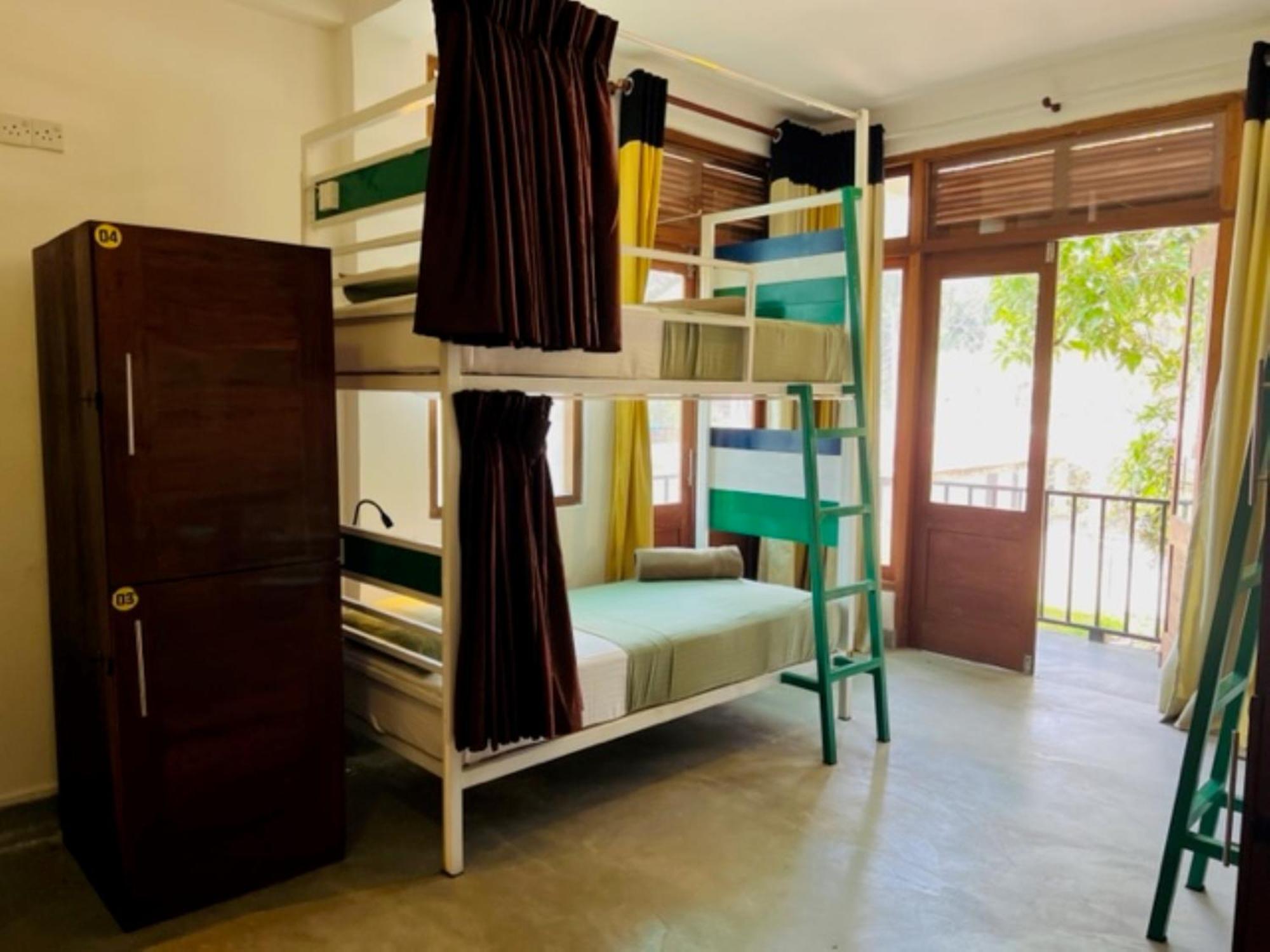 Downtown Hostels Ела Екстериор снимка